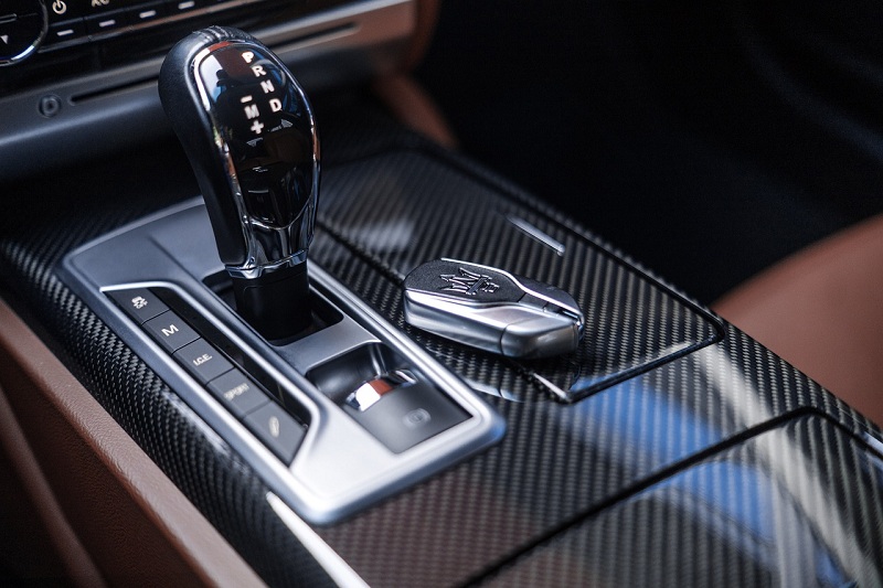 Servis Persneling Mobil untuk Keamanan Berkendara