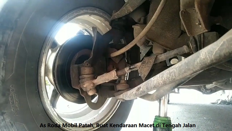 As Roda Mobil Patah, Buat Kendaraan Macet di Tengah Jalan