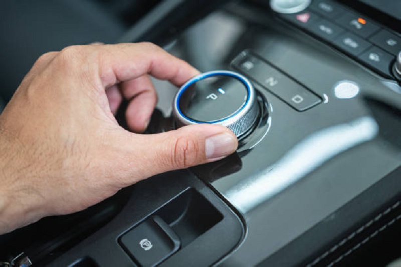 Mengetahui Penyebab Hand Rem Elektrik Menyala dan Solusinya